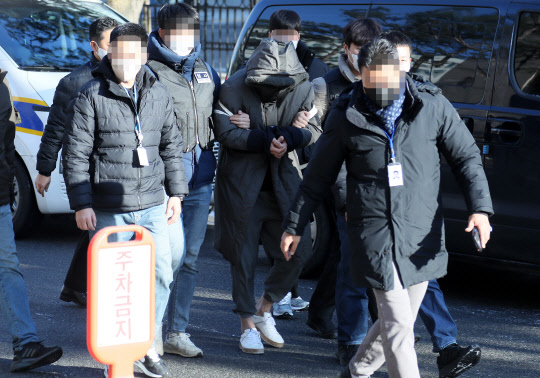 택시 기사를 살해한 혐의로 붙잡힌 A(32)씨가 28일 영장실질심사를 위해 경기도 고양 의정부지법 고양지원으로 들어가고 있다. [고양=연합뉴스]
